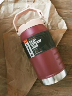 Stanley: Ice Flow Flip Straw 64oz Jug - Raspberry
