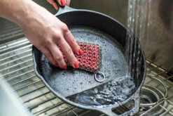 Lodge: Red Silicone + Chainmail Scrubbing Pad -Home Goods Store ACM10R41 b